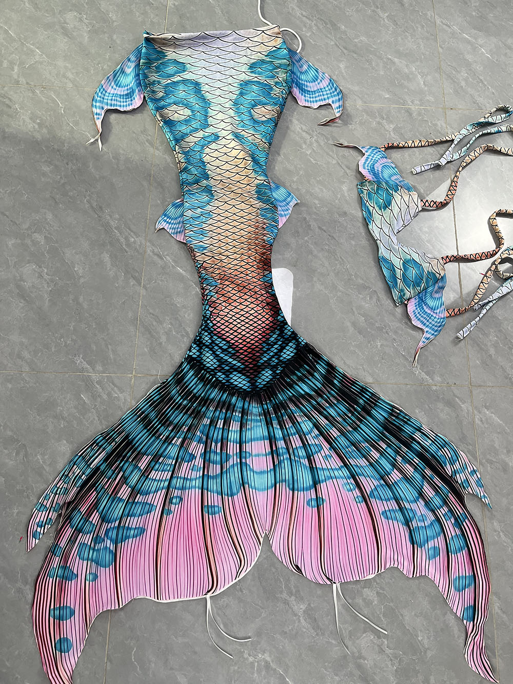 Colorful Dreamy Mermaid Tail A - đánh giá và giá Aquarium & Marine Museum Ums